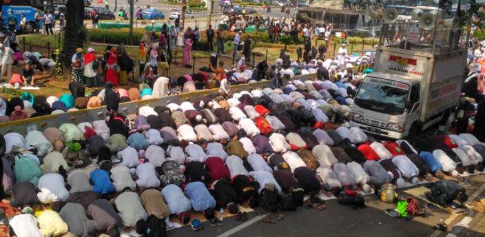 Demonstran Kawal MK Shalat Dhuhur Berjamaah
